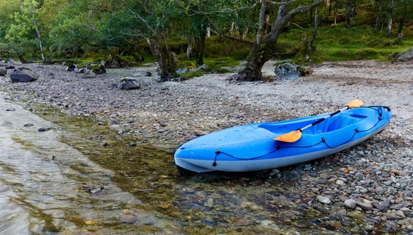 Niebieski kajak w Loch Lomond na otwartej wodzie — Zdjęcie stockowe