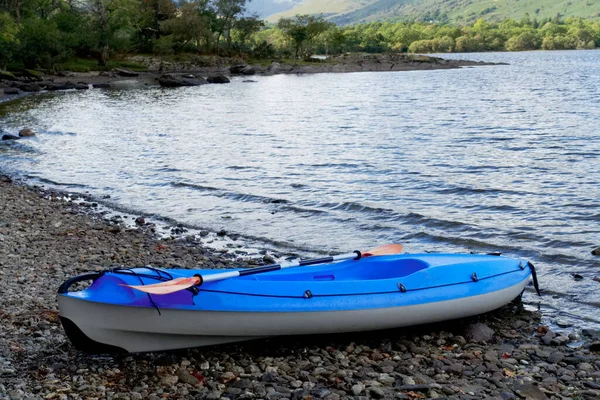 Niebieski kajak w Loch Lomond na otwartej wodzie — Zdjęcie stockowe