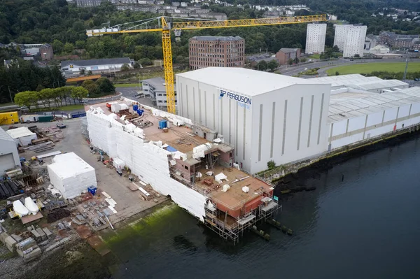 Port Glasgow, Escocia, Reino Unido, 5 de septiembre de 2021, astillero de Ferguson Marine y el progreso del nuevo ferry de Calmac llamado Glen Sannox — Foto de Stock