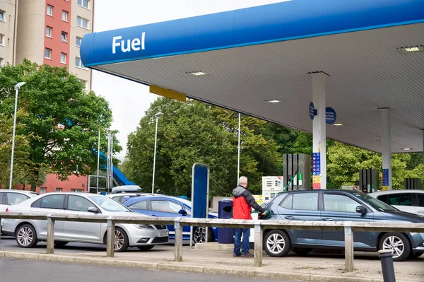 London, England, UK, September 26th 2021, Customer filling car with petrol due to the news media stating the UK was facing a fuel shortage — Stock Photo, Image