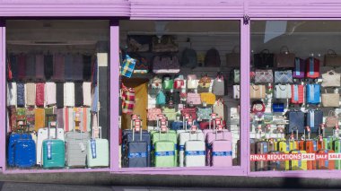 Mağaza vitrininde satılık bavullar