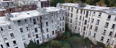 Port Glasgow İngiltere 'deki fakir konutlarda konutlar.