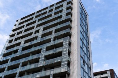 Glasgow Limanı İngiltere 'deki modern yüksek katlı daireler.