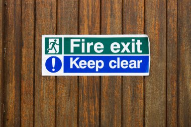 Yangın çıkışı inşaat alanı kapısı İngiltere 'deki tabelayı açık tutun.