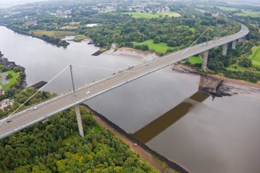 Erskine Köprüsü, Clyde Nehri üzerinde Renfrewshire 'ı Batı Dunbartonshire İngiltere' ye bağlıyor.