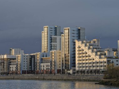 Glasgow Limanı İngiltere 'deki modern yüksek katlı daireler.