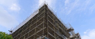 Yangına dayanıklı malzemelerle doldurulmuş yüksek katlı apartman binaları.