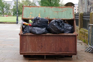 Çöpler ve çöpler atık alanı İngiltere 'de atılacak.