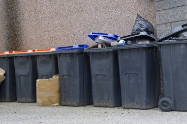 Wheelie, İngiltere açıklarında sığınma tahsilatı için sırada bekliyor.