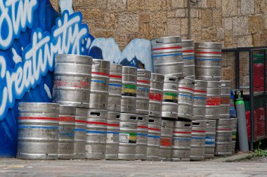 Bira ve alkol fıçıları barın dışında.