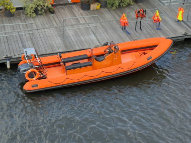 Eğlence macerası için Clyde Nehri boyunca tekne gezisi.