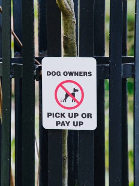 İngiltere 'de köpek sahipleri için faul işareti yok.