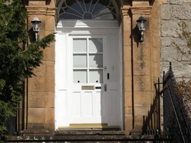 Grand House 'un İngiltere girişindeki eski beyaz kapı.