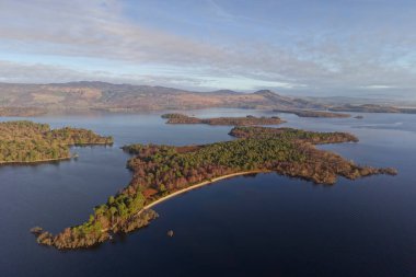 Lomond Gölü hava manzarası Inchtavannach, Inchconnachan, Inchcruin ve Inchfad UK adalarını gösteriyor.