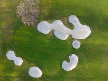 Golf sahası yeşil hava manzaralı ve İngiltere 'de iki oyuncu.