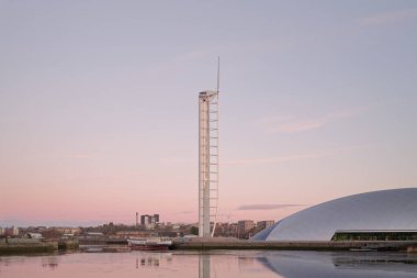 Güneş doğarken Glasgow kulesi ve bilim merkezi. Yüksek kalite fotoğraf