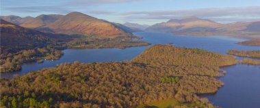 Lomond Gölü hava manzarası Inchtavannach, Inchconnachan, Inchcruin ve Inchfad UK adalarını gösteriyor.