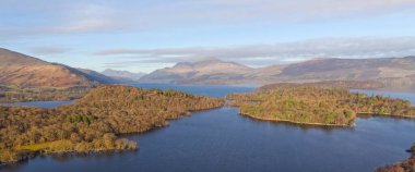 Lomond Gölü hava manzarası Inchtavannach, Inchconnachan, Inchcruin ve Inchfad UK adalarını gösteriyor.