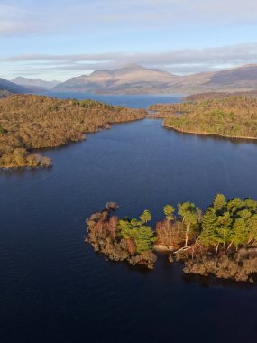 Lomond Gölü hava manzarası Inchtavannach, Inchconnachan, Inchcruin ve Inchfad UK adalarını gösteriyor.