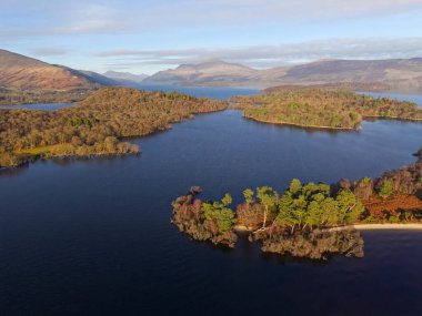 Lomond Gölü hava manzarası Inchtavannach, Inchconnachan, Inchcruin ve Inchfad UK adalarını gösteriyor.