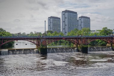 Glasgow 'da, Clyde UK nehrinin kıyısındaki yüksek apartman daireleri.