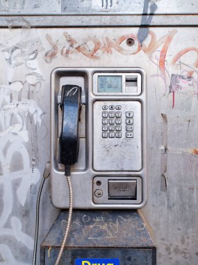 Şehir sokağındaki telefon kulübesinde eski usul para kullanılıyordu.