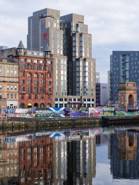 Glasgow 'daki Bridge Caddesi' nden Clydeside manzarası
