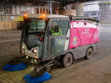 Sokakları temizleyen araçlar kirli yolları temizliyor