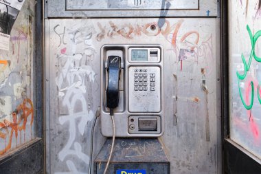 Şehir sokağındaki telefon kulübesinde eski usul para kullanılıyordu.