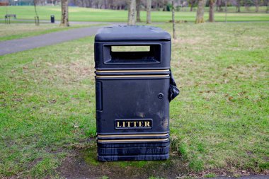 Glasgow UK 'deki kamu parkında siyah çöp kutusu.