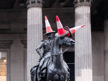 Arthur Wellesley 'in binicilik heykeli, Wellington Dükü ve trafik konileri