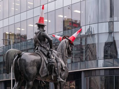 Arthur Wellesley 'in binicilik heykeli, Wellington Dükü ve trafik konileri