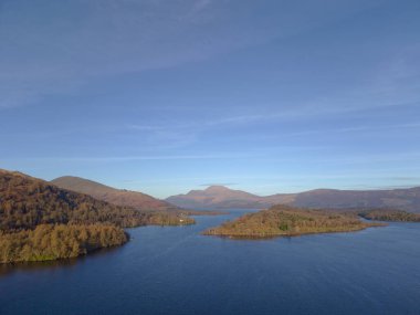 Lomond Gölü hava manzarası Inchtavannach, Inchconnachan, Inchcruin ve Inchfad UK adalarını gösteriyor.