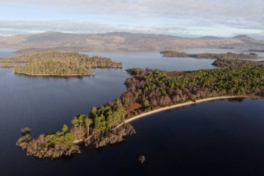 Lomond Gölü hava manzarası Inchtavannach, Inchconnachan, Inchcruin ve Inchfad UK adalarını gösteriyor.