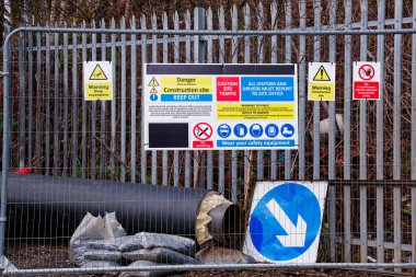 İngiltere girişinde inşaat alanı sağlık ve güvenlik tabelası