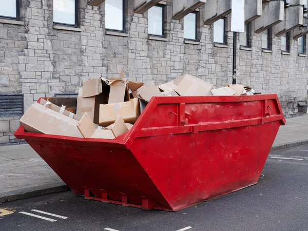 İngiltere 'nin geri dönüşüm merkezinde atlamak için kırmızı karton atlama