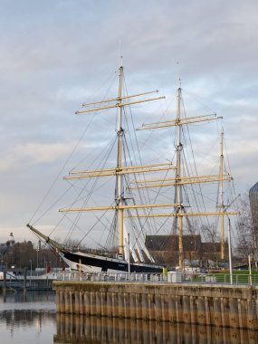 Govan konutları ve Clyde Nehri üzerindeki uzun gemi.