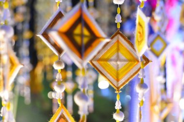 Dekorasyon ve yaz boyunca Tayland kültür festivalini kutlamak için bambu direğinden asılı el yapımı altıgen örgü bayrakları. Renkli kumaş, geleneksel Budist inanışlarıyla şişirilmiş. Tayland, Myanmar, Laos 'ta.