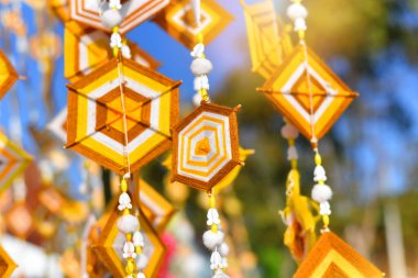 Dekorasyon ve yaz boyunca Tayland kültür festivalini kutlamak için bambu direğinden asılı el yapımı altıgen örgü bayrakları. Renkli kumaş, geleneksel Budist inanışlarıyla şişirilmiş. Tayland, Myanmar, Laos 'ta.