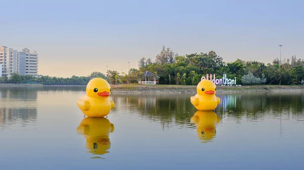 Tayland, Udon thani gölünde dev sarı lastik ördekler.