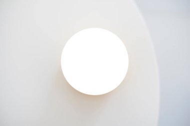 Basit boş beyaz daire podyum sahne arkaplanının üst görünümü.