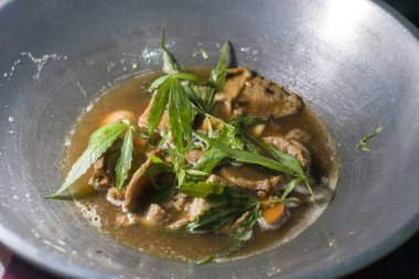 Ev yapımı haşhaş çorbası.