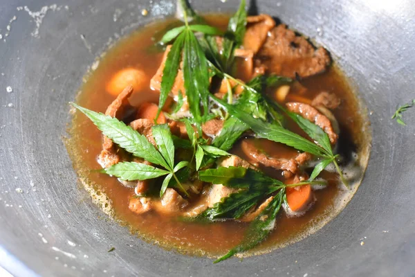 Ev yapımı haşhaş çorbası.