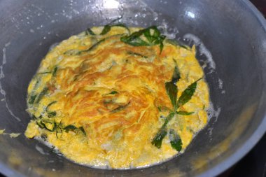 Ev yapımı kremalı omlet ve üzerine organik kenevir. Yumuşak odak.
