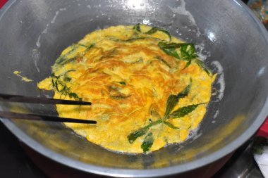 Ev yapımı kremalı omlet ve üzerine organik kenevir. Yumuşak odak.