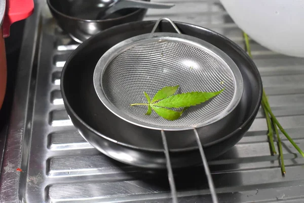 Siyah tabakta kenevir yaprağı. Dipsiz arka plan. aşılanmış tıbbi marihuana gıdası konsepti