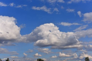 Güzel gökyüzü. Cumulonimbus bulutu ve sirrus bulutu.