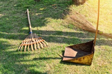 Ahşap bambu kirişi, hindistan cevizi süpürgesi sopaları ve eski metal faraş güneş ışığı.