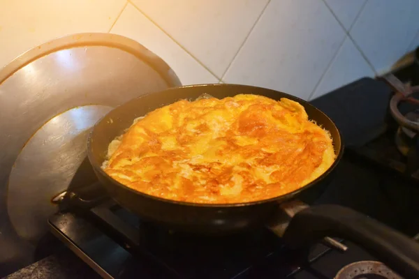 Cucinare Frittelle Uova Una Padella Primo Piano Pan Sopra Stufa — Foto Stock