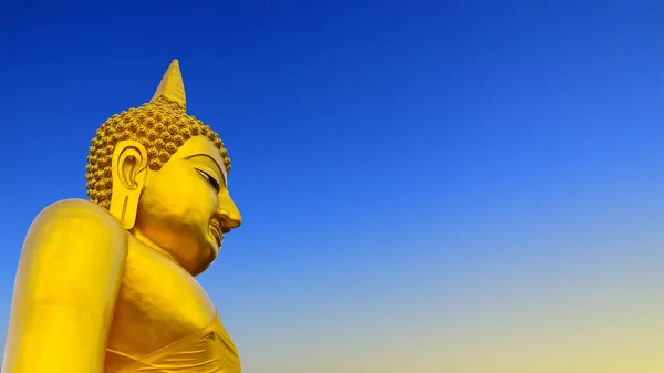 Grande Estátua Buda Dourado Isolado Fundo Céu Azul Caminho Recorte — Fotografia de Stock